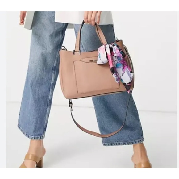 SOLD!!!NWT Bundle of 2 Steve Madden B
Parker shoulder bags - Picture 15 of 16